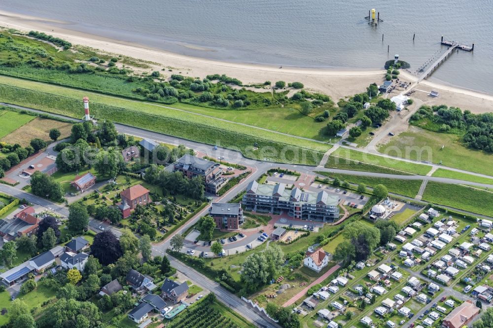 Drochtersen from the bird's eye view: Sandy beach landscape along the banks of the river auf of Elbinsel Krautsand with Ferien and Hotelanlagen in Drochtersen in the state Lower Saxony, Germany