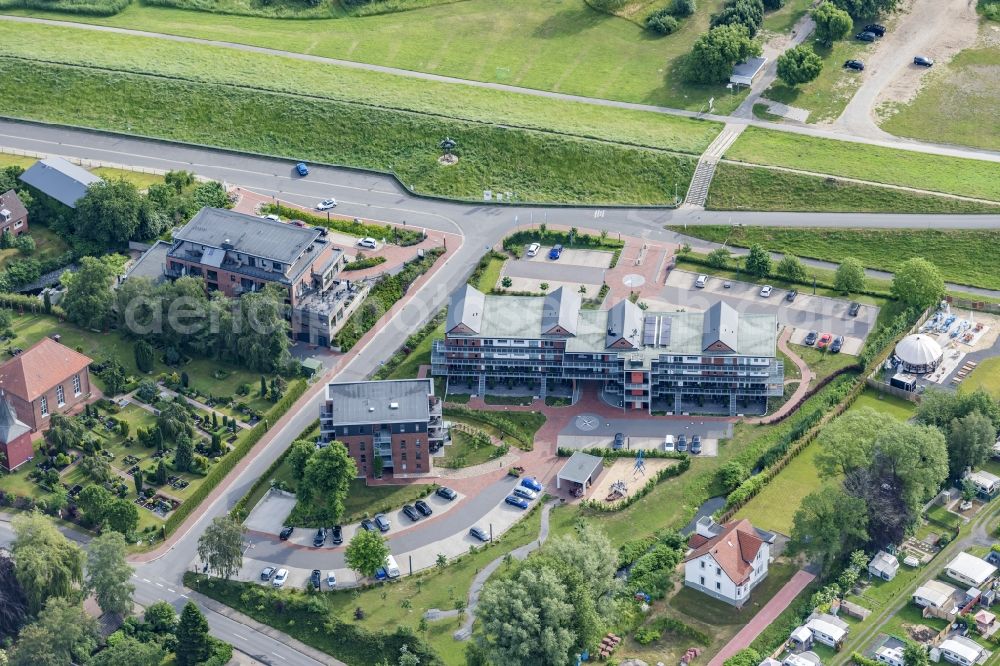 Aerial image Drochtersen - Sandy beach landscape along the banks of the river auf of Elbinsel Krautsand with Ferien and Hotelanlagen in Drochtersen in the state Lower Saxony, Germany