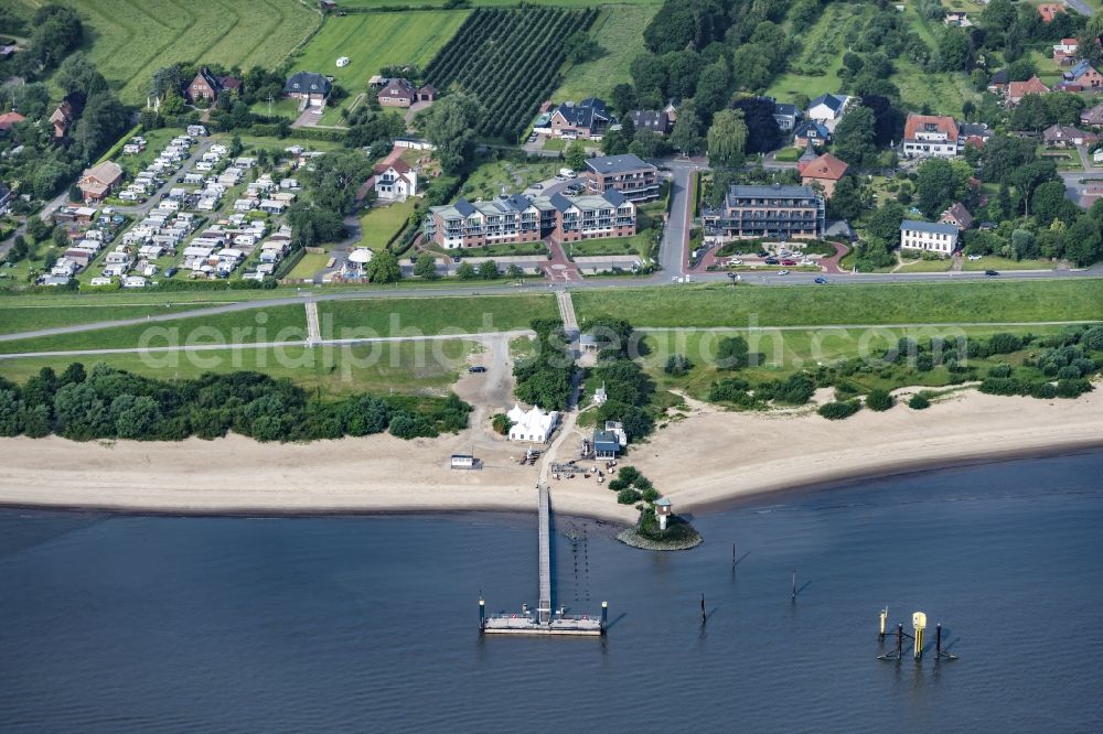 Drochtersen from above - Sandy beach landscape along the banks of the river auf of Elbinsel Krautsand with Ferien and Hotelanlagen in Drochtersen in the state Lower Saxony, Germany