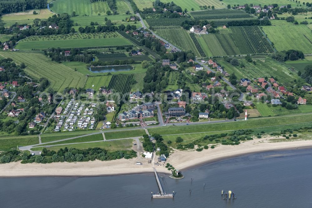 Drochtersen from the bird's eye view: Sandy beach landscape along the banks of the river auf of Elbinsel Krautsand with Ferien and Hotelanlagen in Drochtersen in the state Lower Saxony, Germany