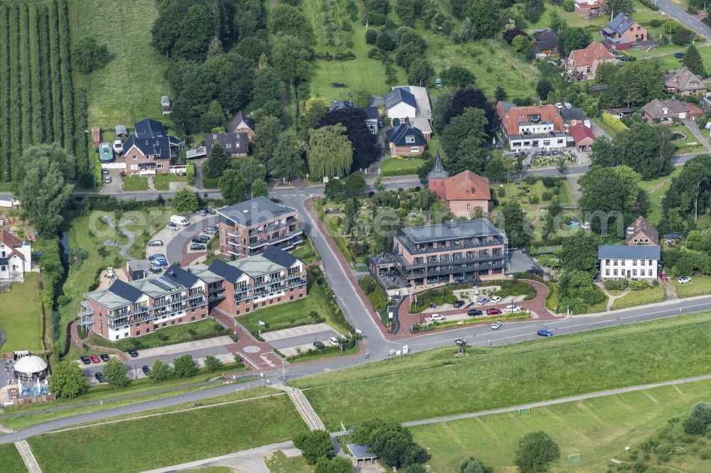 Aerial image Drochtersen - Sandy beach landscape along the banks of the river auf of Elbinsel Krautsand with Ferien and Hotelanlagen in Drochtersen in the state Lower Saxony, Germany