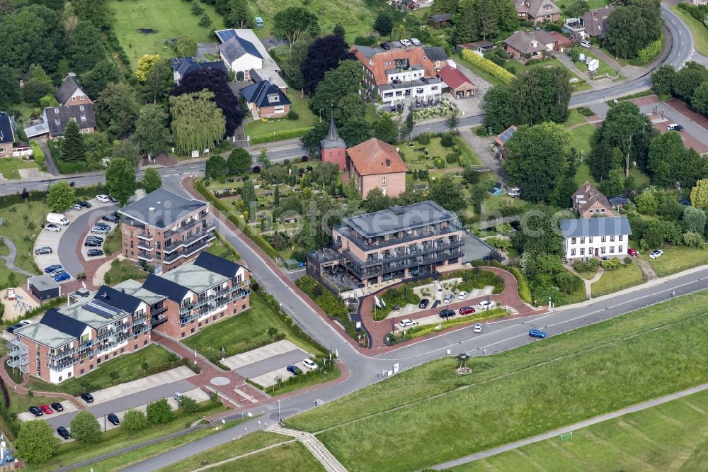 Aerial photograph Drochtersen - Sandy beach landscape along the banks of the river auf of Elbinsel Krautsand with Ferien and Hotelanlagen in Drochtersen in the state Lower Saxony, Germany