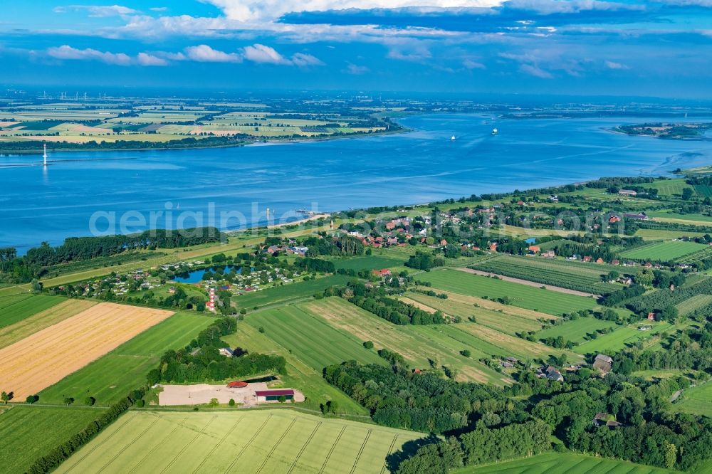 Aerial photograph Drochtersen - Sandy beach landscape along the banks of the river auf of Elbinsel Krautsand with Ferien and Hotelanlagen in Drochtersen in the state Lower Saxony, Germany