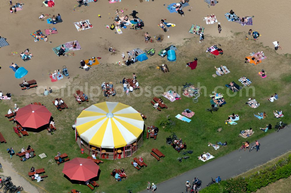 Bremen from the bird's eye view: Sandy beach landscape along the banks of the river on Strandbad Weserstrand in the district Huckelriede in Bremen, Germany