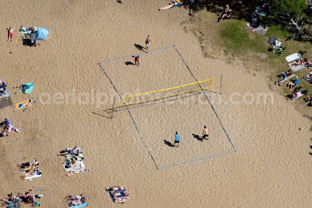 Bremen from the bird's eye view: Sandy beach landscape along the banks of the river on Strandbad Weserstrand in the district Huckelriede in Bremen, Germany