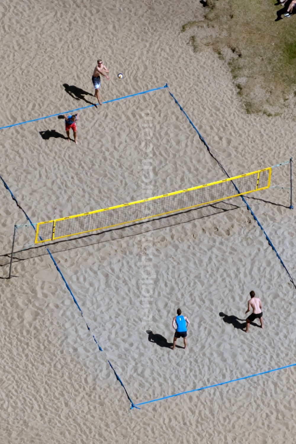 Bremen from the bird's eye view: Sandy beach landscape along the banks of the river on Strandbad Weserstrand in the district Huckelriede in Bremen, Germany