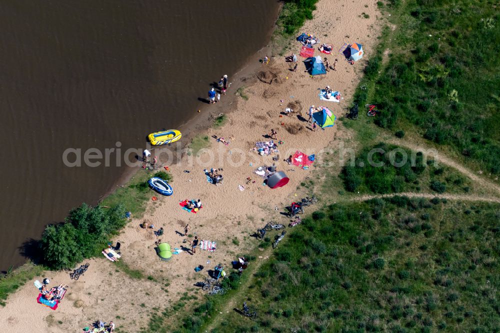 Bremen from the bird's eye view: Sandy beach landscape along the banks of the river of the Weser river in the district Habenhausen in Bremen, Germany