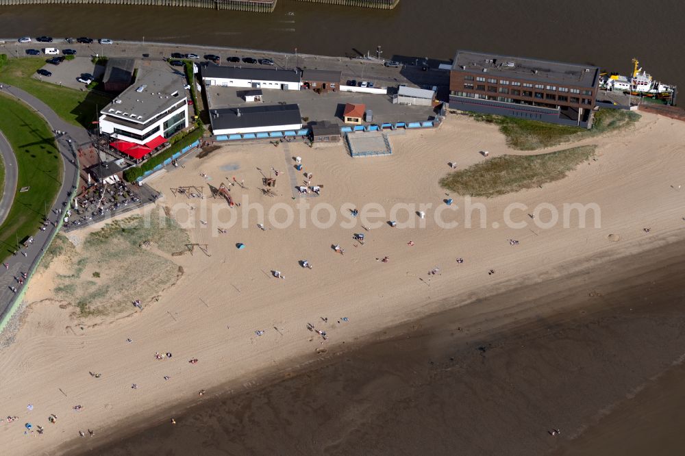 Bremerhaven from the bird's eye view: Sandy beach landscape along the banks of the river on Weser in the district Mitte-Sued in Bremerhaven in the state Bremen, Germany