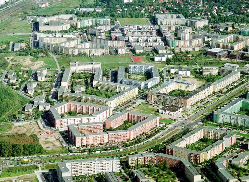 Berlin - Hellersdorf from above - Sanierte Wohnanlagen der MÜBAU an der Riesaer Straße in Berlin - Hellersdorf.