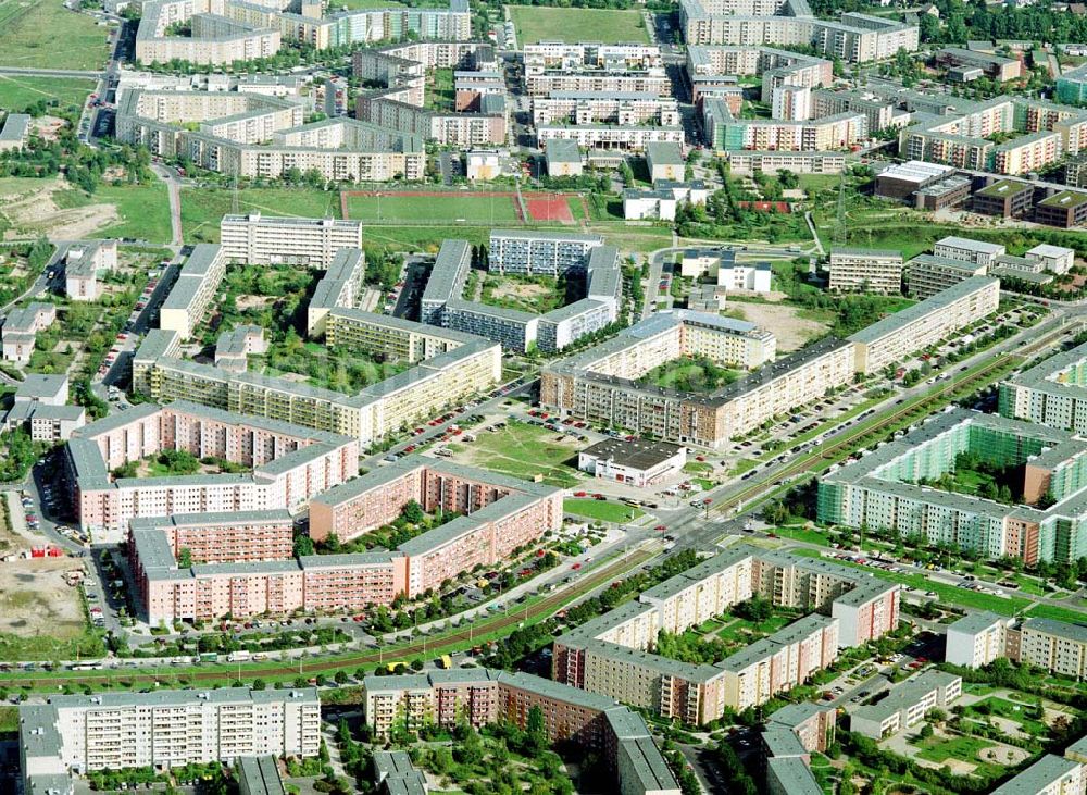 Berlin - Hellersdorf from the bird's eye view: Sanierte Wohnanlagen der MÜBAU an der Riesaer Straße in Berlin - Hellersdorf.