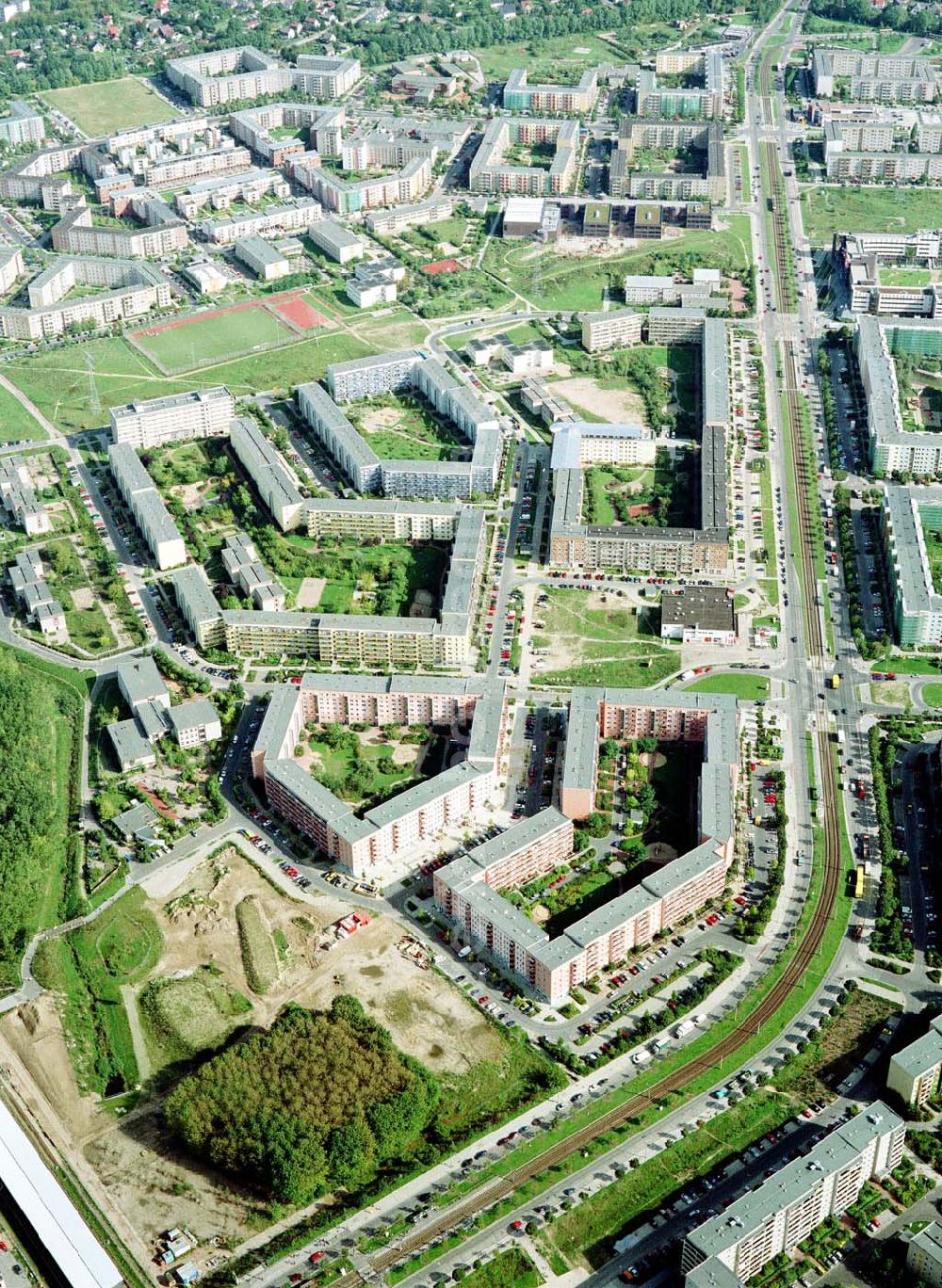 Berlin - Hellersdorf from the bird's eye view: Sanierte Wohnanlagen der MÜBAU an der Riesaer Straße in Berlin - Hellersdorf.