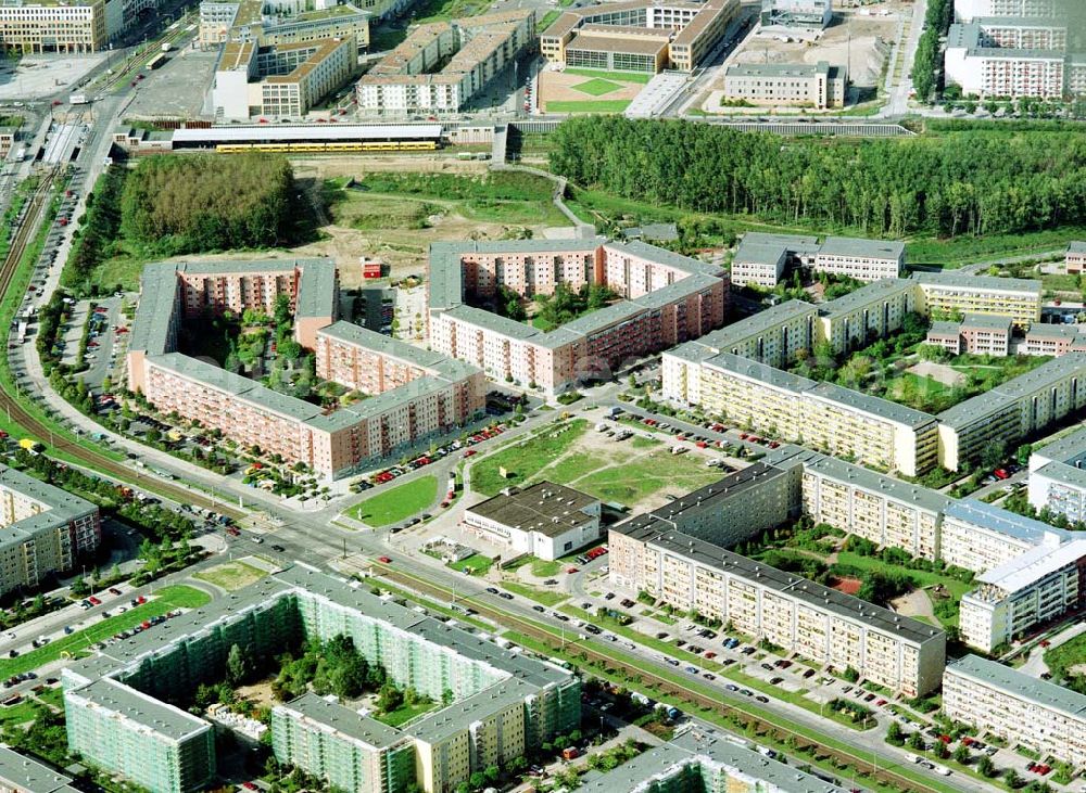 Berlin - Hellersdorf from the bird's eye view: Sanierte Wohnanlagen der MÜBAU an der Riesaer Straße in Berlin - Hellersdorf.