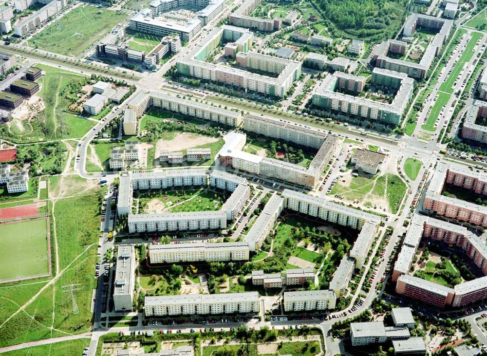 Berlin - Hellersdorf from the bird's eye view: Sanierte Wohnanlagen der MÜBAU an der Riesaer Straße in Berlin - Hellersdorf.