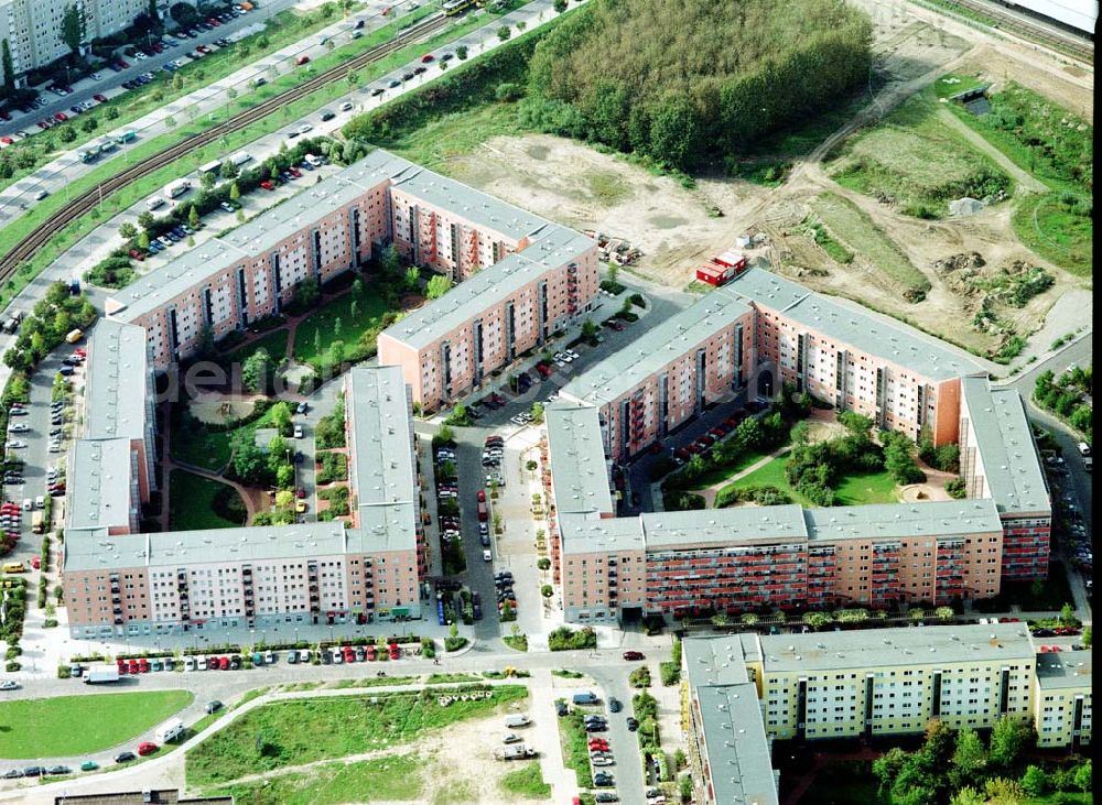 Berlin - Hellersdorf from above - Sanierte Wohnanlagen der MÜBAU an der Riesaer Straße in Berlin - Hellersdorf.