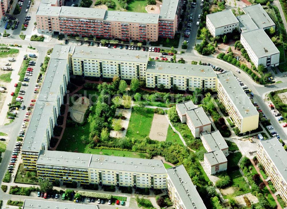 Berlin - Hellersdorf from the bird's eye view: Sanierte Wohnanlagen der MÜBAU an der Riesaer Straße in Berlin - Hellersdorf.