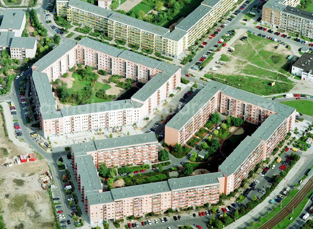 Berlin - Hellersdorf from above - Sanierte Wohnanlagen der MÜBAU an der Riesaer Straße in Berlin - Hellersdorf.