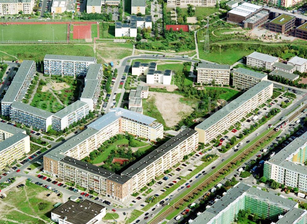 Berlin - Hellersdorf from the bird's eye view: Sanierte Wohnanlagen der MÜBAU an der Riesaer Straße in Berlin - Hellersdorf.