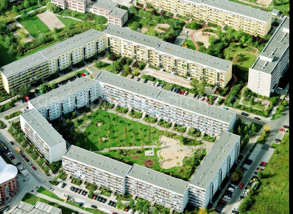 Berlin - Hellersdorf from above - Sanierte Wohnanlagen der MÜBAU an der Riesaer Straße in Berlin - Hellersdorf.