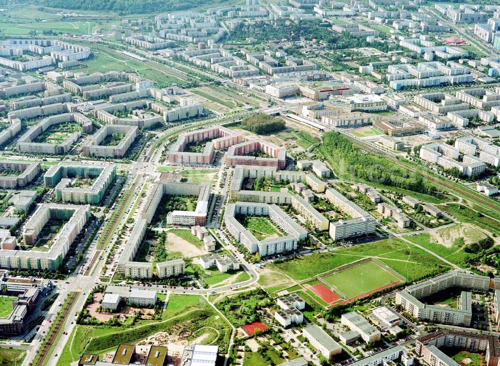 Berlin - Hellersdorf from the bird's eye view: Sanierte Wohnanlagen der MÜBAU an der Riesaer Straße in Berlin - Hellersdorf.