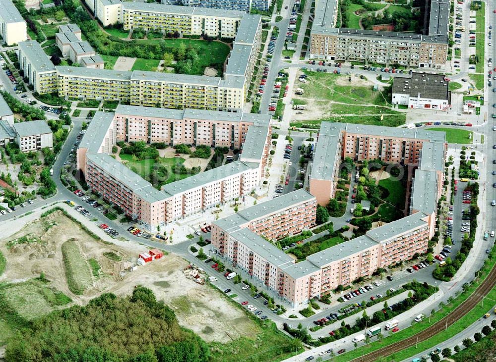 Aerial photograph Berlin - Hellersdorf - Sanierte Wohnanlagen der MÜBAU an der Riesaer Straße in Berlin - Hellersdorf.