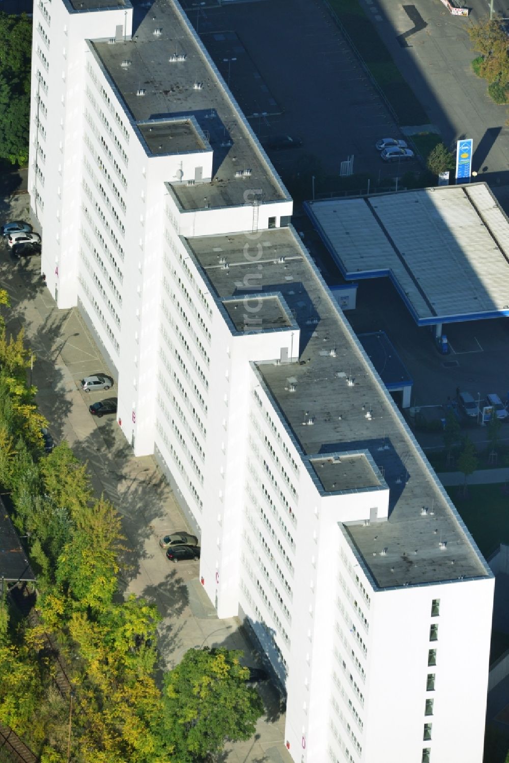 Berlin Lichtenberg from the bird's eye view: Reorganized and modernized DDR block as students and single-residence Q 216 at Lichtenberg station in Berlin