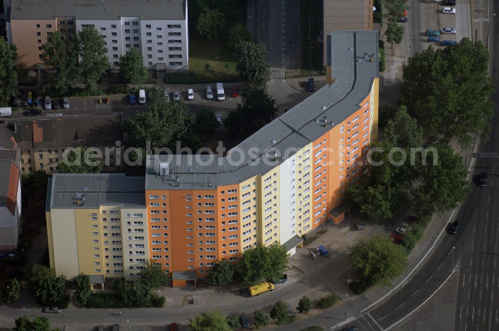 Berlin from above - Blick auf sanierten Plattenbau an der Straße Alt Friedrichsfelde 38 - 43 im Bezirk Lichtenberg von Berlin.