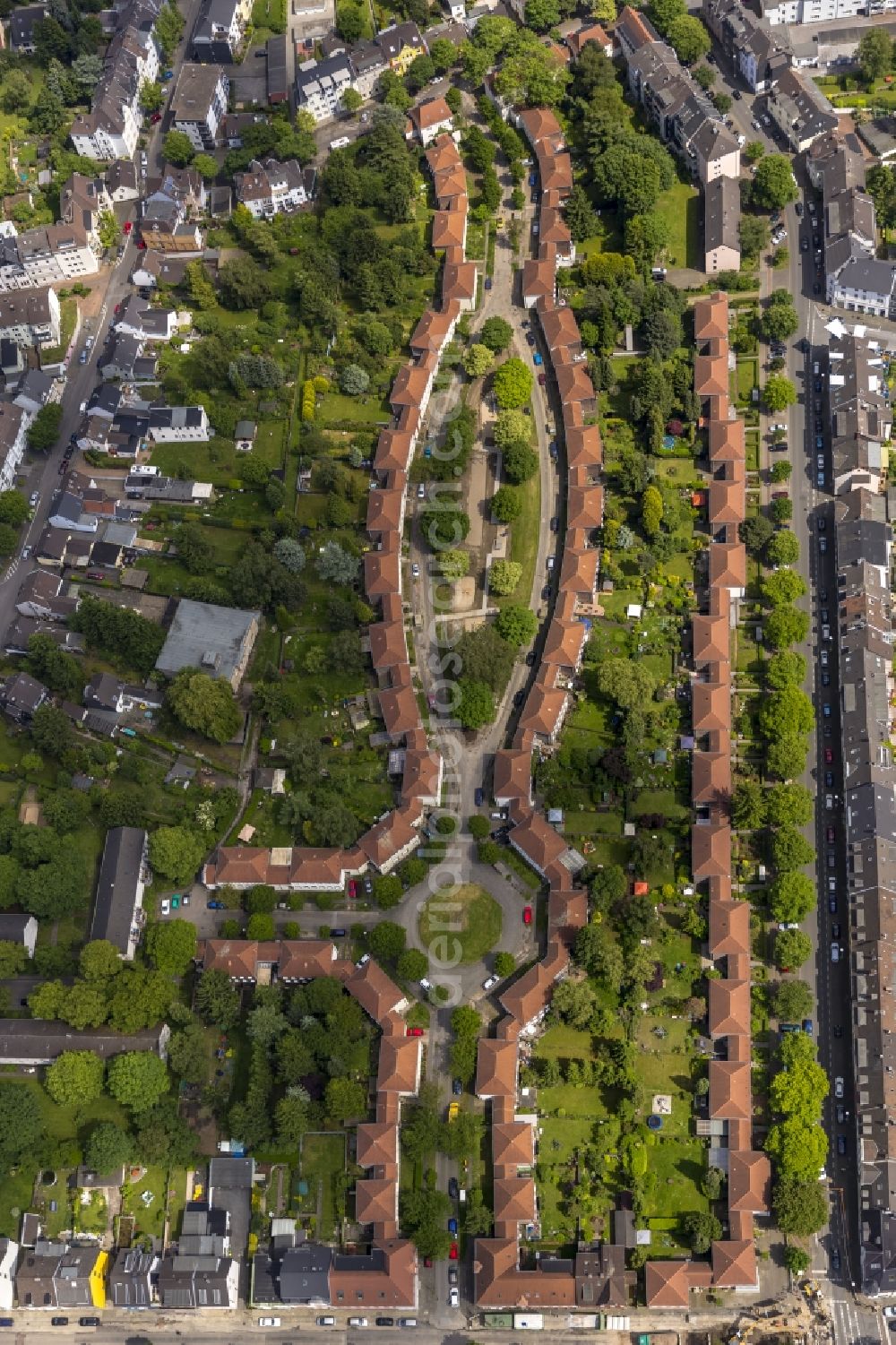 Mülheim from the bird's eye view: Reorganized old-residential area-building complex at the Salierstraße in Muelheim in the state of North Rhine-Westphalia