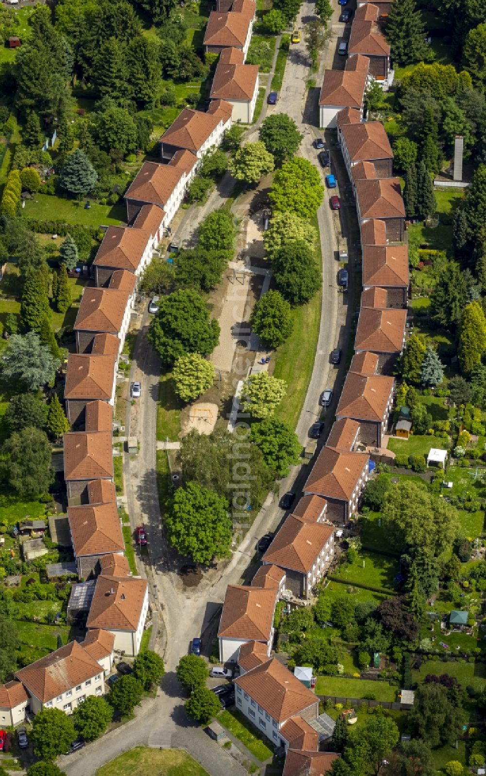 Aerial image Mülheim - Reorganized old-residential area-building complex at the Salierstraße in Muelheim in the state of North Rhine-Westphalia