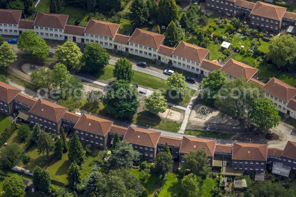 Aerial photograph Mülheim - Reorganized old-residential area-building complex at the Salierstraße in Muelheim in the state of North Rhine-Westphalia