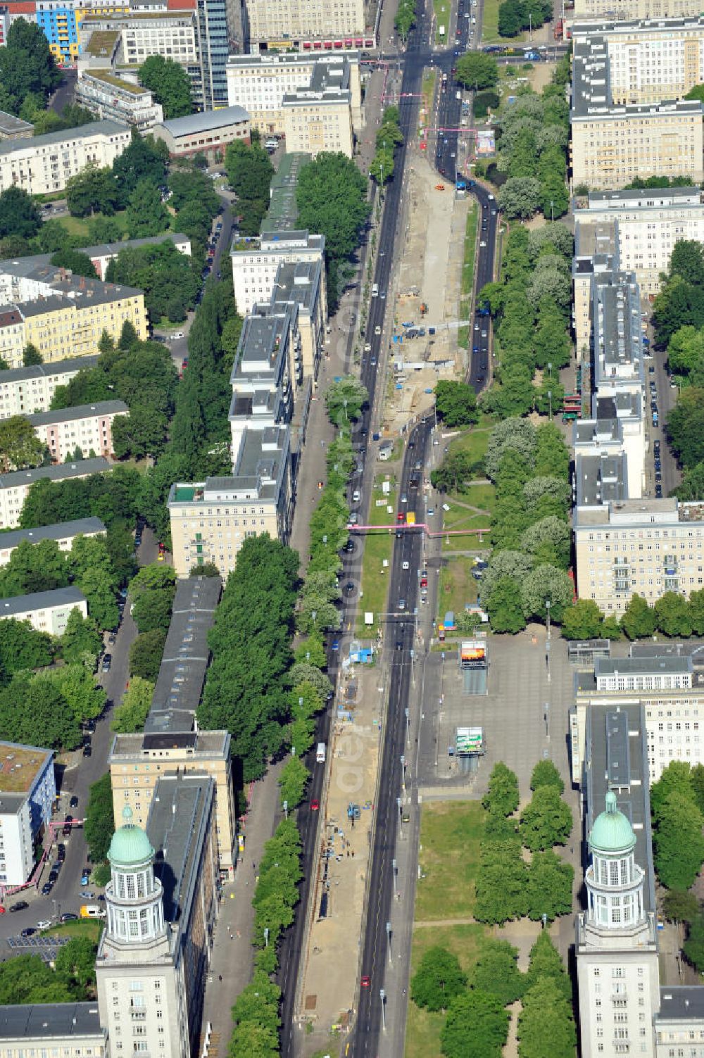 Berlin Friedrichshain from the bird's eye view: Sanierungsarbeiten an der U-Bahnline 5 der Berliner Verkehrsbetriebe BVG entlang der Karl-Marx-Allee in Berlin-Friedrichshain. Restoration works at the subway / metro / underground along the Karl-Marx-Allee in Friedrichshain.