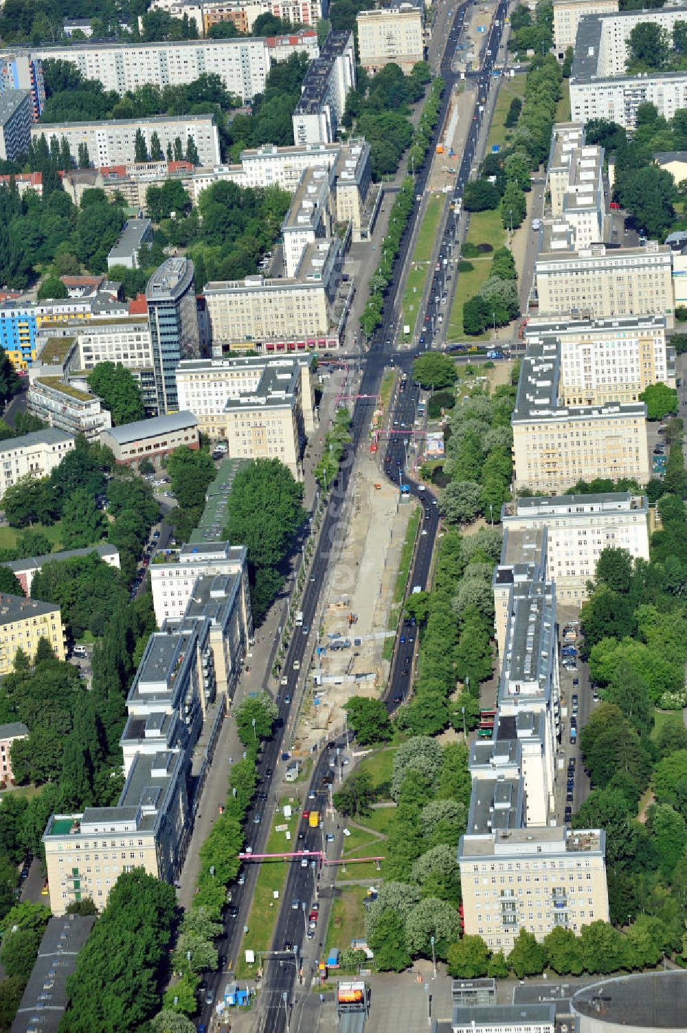 Aerial image Berlin Friedrichshain - Sanierungsarbeiten an der U-Bahnline 5 der Berliner Verkehrsbetriebe BVG entlang der Karl-Marx-Allee in Berlin-Friedrichshain. Restoration works at the subway / metro / underground along the Karl-Marx-Allee in Friedrichshain.