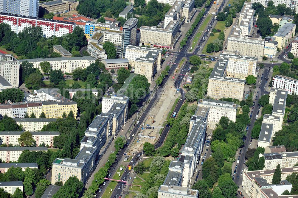 Aerial photograph Berlin Friedrichshain - Sanierungsarbeiten an der U-Bahnline 5 der Berliner Verkehrsbetriebe BVG entlang der Karl-Marx-Allee in Berlin-Friedrichshain. Restoration works at the subway / metro / underground along the Karl-Marx-Allee in Friedrichshain.