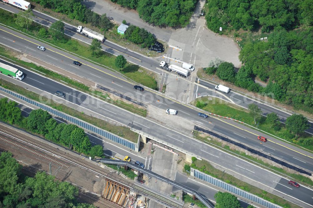  from above - Blick auf Sanierung von Brückenbauwerken der AVUS Stadtautobahn A115 / E51 am Hüttenweg im Grunewald. Bridge structures at construction site of the AVUS motorway A115 / E51 at the Grunewald.