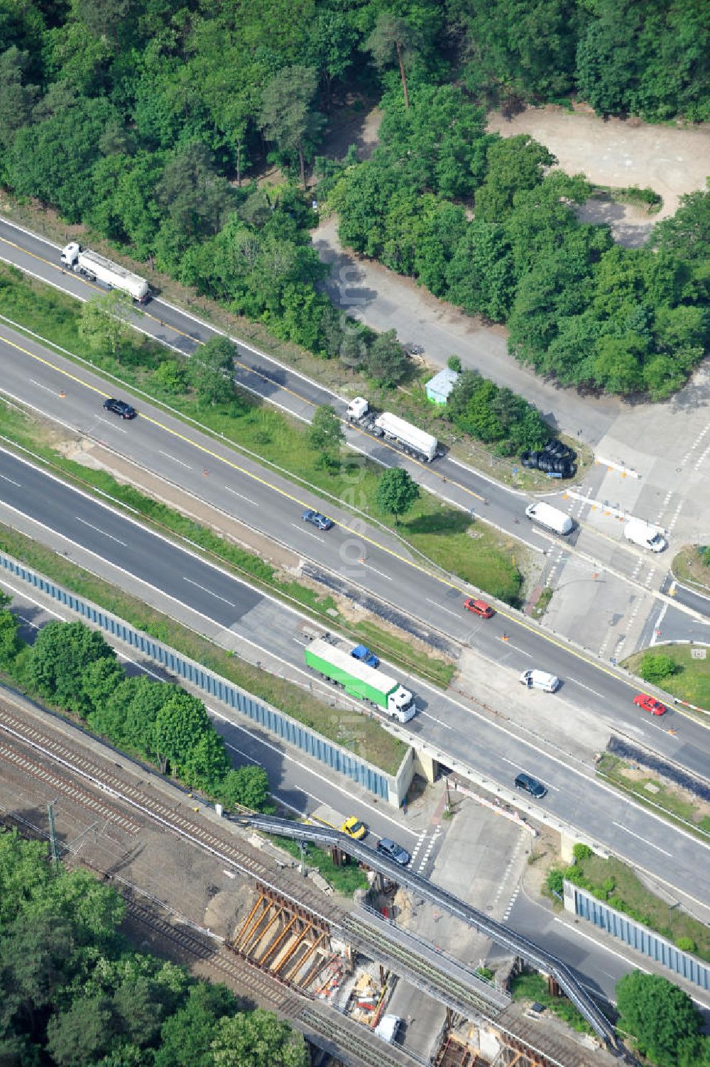 Aerial image - Blick auf Sanierung von Brückenbauwerken der AVUS Stadtautobahn A115 / E51 am Hüttenweg im Grunewald. Bridge structures at construction site of the AVUS motorway A115 / E51 at the Grunewald.