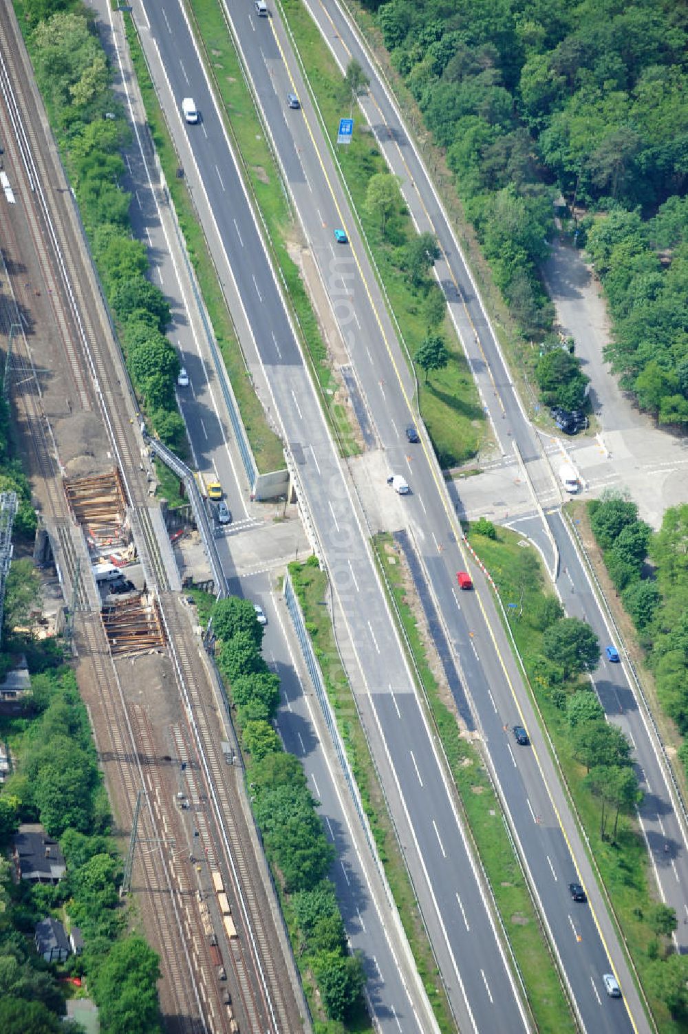 Aerial photograph - Blick auf Sanierung von Brückenbauwerken der AVUS Stadtautobahn A115 / E51 am Hüttenweg im Grunewald. Bridge structures at construction site of the AVUS motorway A115 / E51 at the Grunewald.