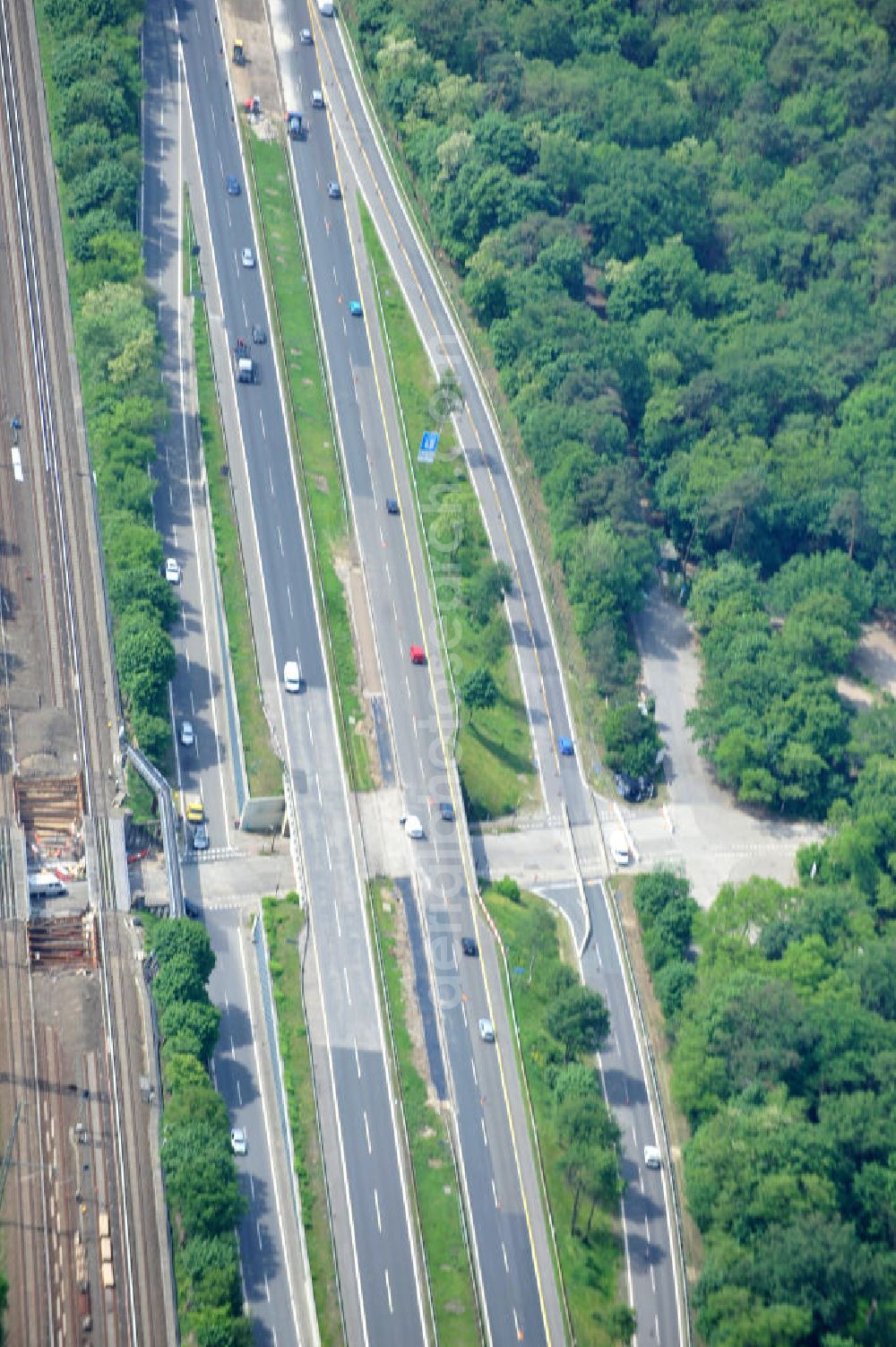  from above - Blick auf Sanierung von Brückenbauwerken der AVUS Stadtautobahn A115 / E51 am Hüttenweg im Grunewald. Bridge structures at construction site of the AVUS motorway A115 / E51 at the Grunewald.