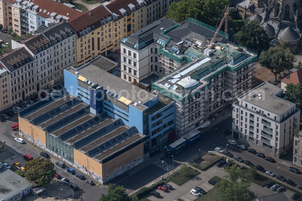 Leipzig from the bird's eye view: Construction site for reconstruction and modernization and renovation of a building of Evangelisches Schulzentrum on Schletterstrasse in the district Zentrum-Sued in Leipzig in the state Saxony, Germany