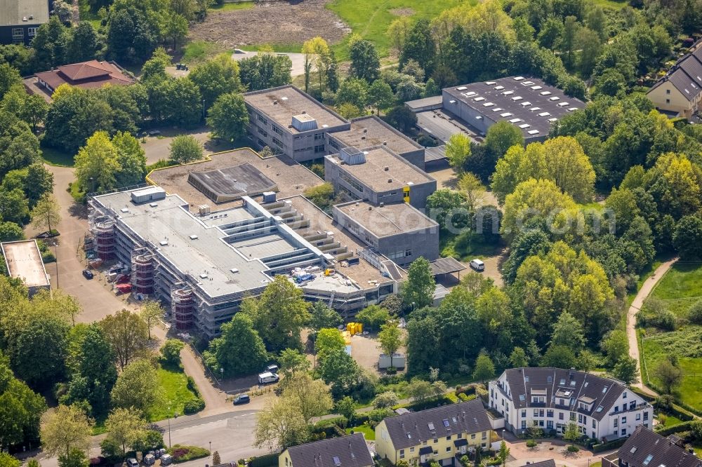 Mülheim an der Ruhr from above - Construction site for reconstruction and modernization and renovation of a building of Gesamtschule Saarn on Lehnerstrasse in Muelheim on the Ruhr at Ruhrgebiet in the state North Rhine-Westphalia, Germany