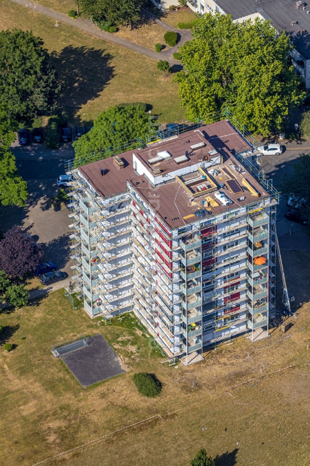 Aerial image Dinslaken - Construction site for reconstruction and modernization and renovation of a building of multi-family housing estate on Bassfeldshof in the district Eppinghoven in Dinslaken in the state North Rhine-Westphalia, Germany