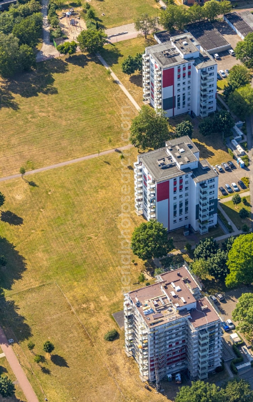 Aerial photograph Dinslaken - Construction site for reconstruction and modernization and renovation of a building of multi-family housing estate on Bassfeldshof in the district Eppinghoven in Dinslaken in the state North Rhine-Westphalia, Germany