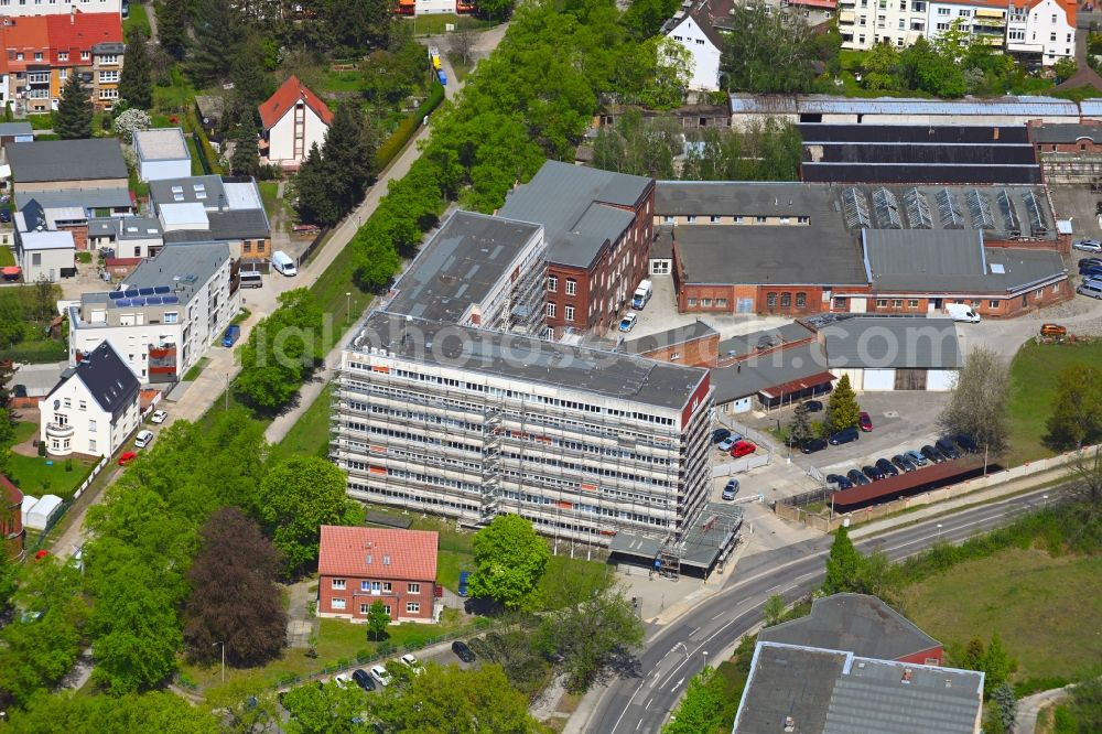 Cottbus from the bird's eye view: Construction site for reconstruction and modernization and renovation of a building of the police at the old weaving school along Schlachthofstrasse - Ewald-Haase-Strasse in Cottbus in the state Brandenburg, Germany