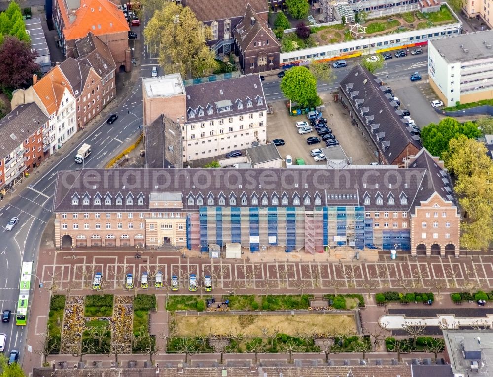 Oberhausen from the bird's eye view: Construction site for reconstruction and modernization and renovation of a building of Polizeiwache Alt Oberhausen am Friedensplatz in Oberhausen at Ruhrgebiet in the state North Rhine-Westphalia, Germany