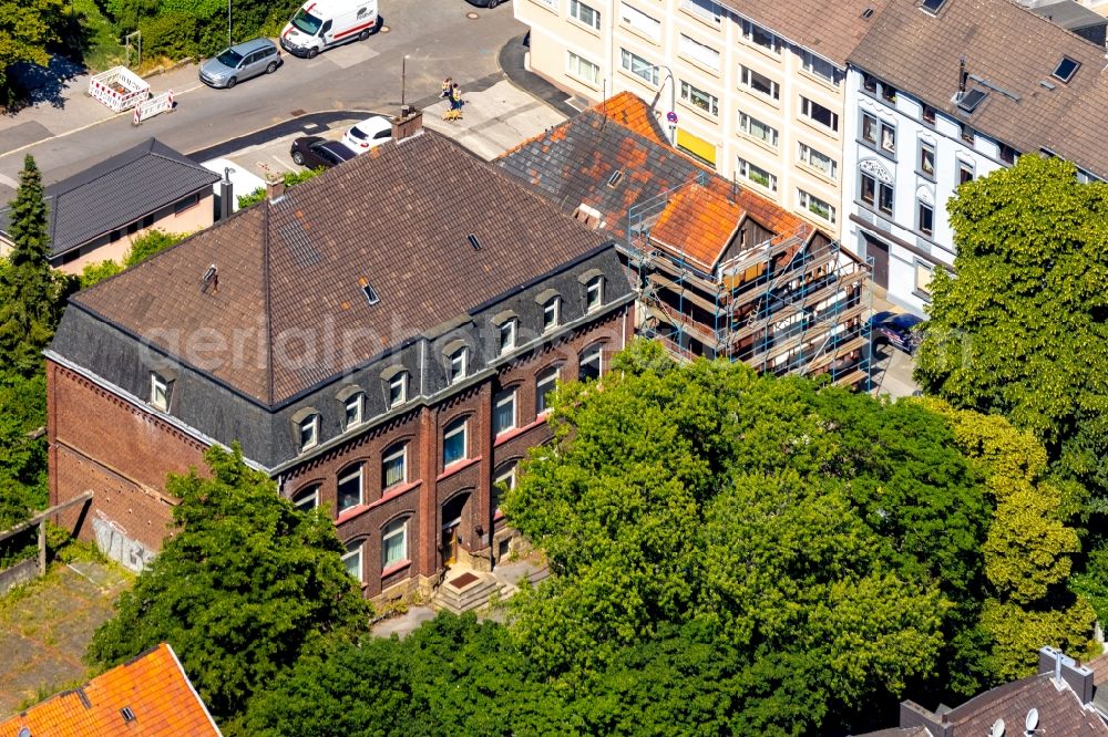 Aerial photograph Velbert - Construction site for reconstruction and modernization and renovation of a building on Toenisheider Strasse corner Im Koven in the district Neviges in Velbert in the state North Rhine-Westphalia, Germany