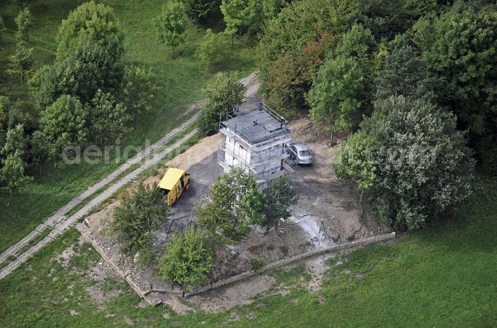 Eisenach from above - Sanierung eines Grenzwachturms an der ehemaligen innerdeutschen Grenze in der Nähe von Eisenach. Das Land Thüringen hat zahlreiche Überreste der Grenzanlagen unter Denkmalschutz gestellt. Renovation of a sentry tower at the former inner-German border near Eisenach. The state of Thuringia has listed many remains of the border.