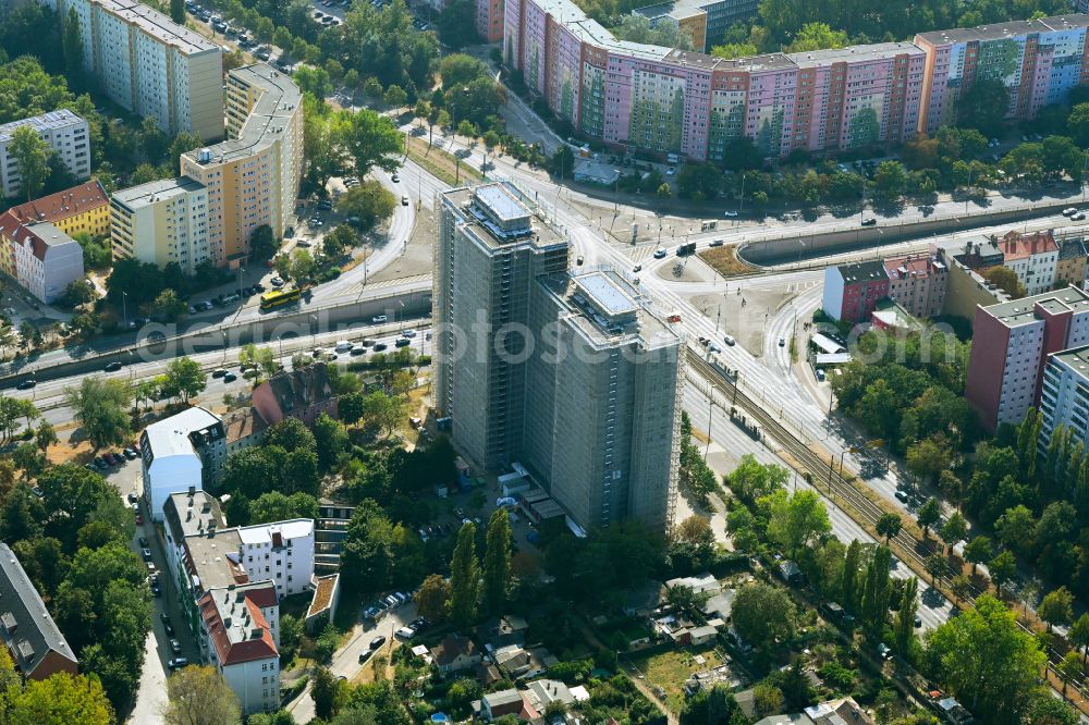 Berlin from the bird's eye view: Construction site for the renovation and modernization of the high-rise buildings in the residential area to the low-energy house on street Rhinstrasse in Berlin, Germany