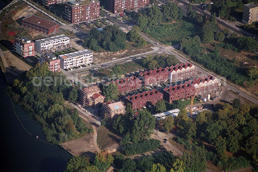 Berlin from the bird's eye view: 19.09.2004 Sanierung der Knabenhäuser und Berlin Terrace Berlin Rummelsburg Die gelb verklinkerten, Mitte des 19. Jahrhunderts errichteten Gebäude des ehemaligen Friedrichs-Waisenhauses stehen direkt am Wasser. Berlin Terrace Berlin Rummelsburg Das von der Wasserstadt GmbH konzipierte Wohnmodell Berlin Terrace ist eine architektonische und städtebauliche Antwort auf die sozialen und ökonomischen Anforderungen des 21. Jahrhunderts.