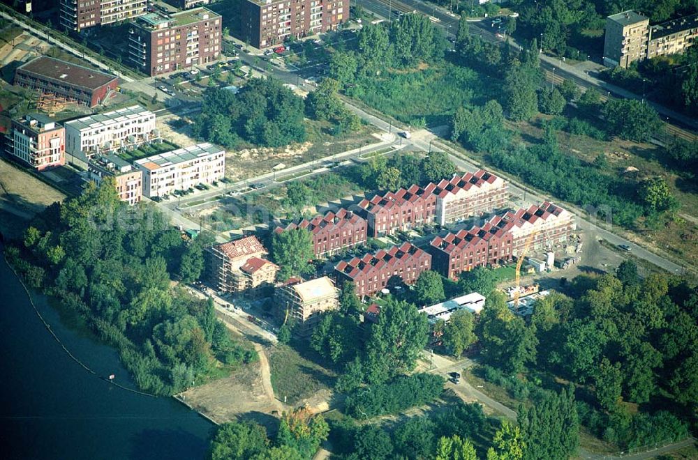 Aerial image Berlin - 19.09.2004 Sanierung der Knabenhäuser und Berlin Terrace Berlin Rummelsburg.Die gelb verklinkerten, Mitte des 19. Jahrhunderts errichteten Gebäude des ehemaligen Friedrichs-Waisenhauses stehen direkt am Wasser. Berlin Terrace Berlin Rummelsburg Das von der Wasserstadt GmbH konzipierte Wohnmodell Berlin Terrace ist eine architektonische und städtebauliche Antwort auf die sozialen und ökonomischen Anforderungen des 21. Jahrhunderts.