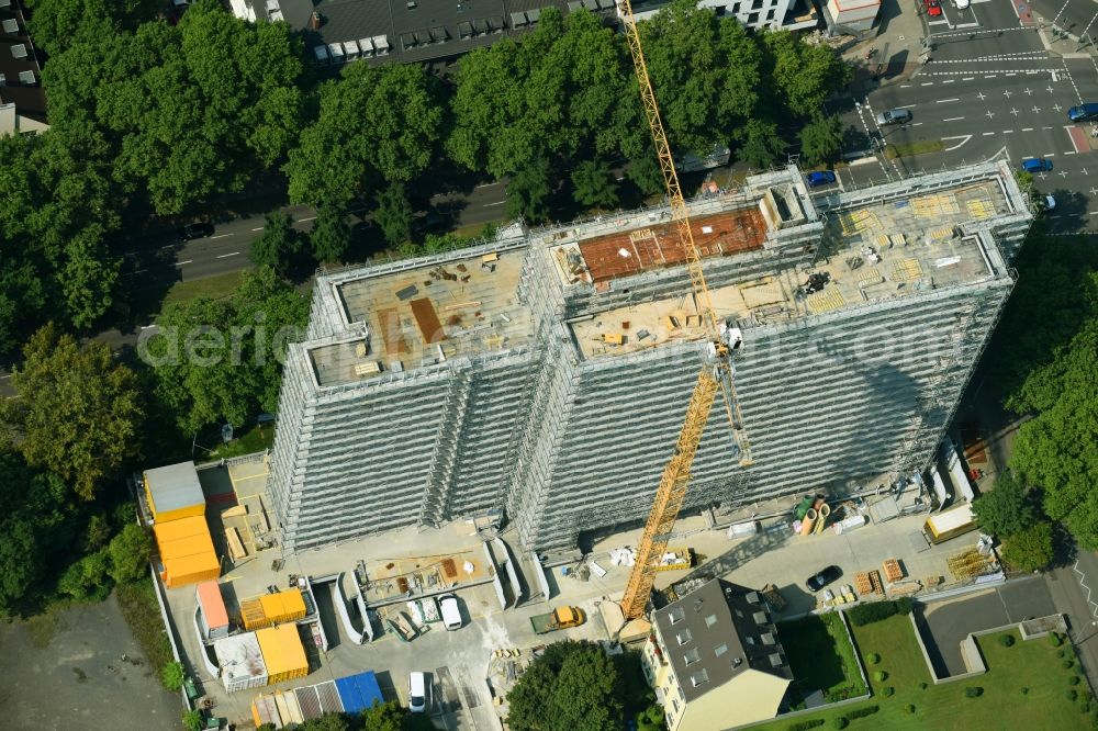 Köln from the bird's eye view: Restoration and modernization of skyscrapers in the residential area of industrially manufactured settlement a??West-Centera?? on Venloer Strasse in Cologne in the state North Rhine-Westphalia, Germany