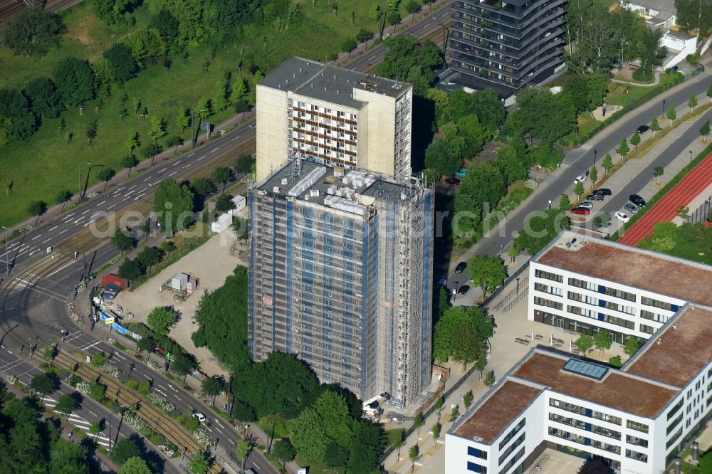 Aerial image Dresden - Restoration and modernization of skyscrapers in the residential area of industrially manufactured settlement on Gellertstrasse - Gret-Palucca-Strasse - Wiener Strasse in the district Altstadt in Dresden in the state Saxony, Germany