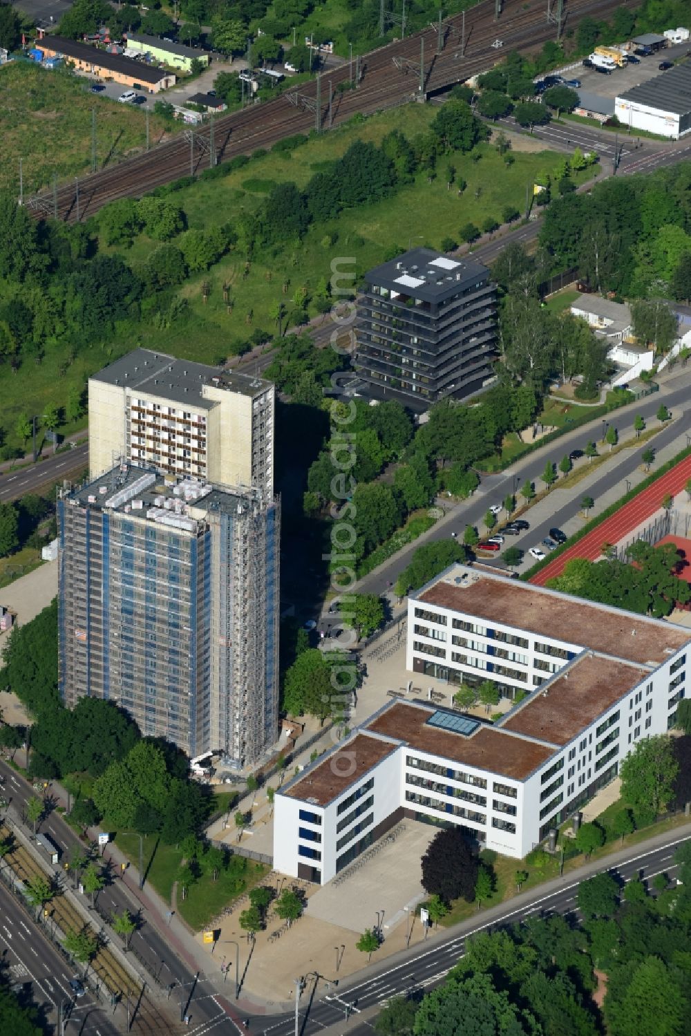 Aerial photograph Dresden - Restoration and modernization of skyscrapers in the residential area of industrially manufactured settlement on Gellertstrasse - Gret-Palucca-Strasse - Wiener Strasse in the district Altstadt in Dresden in the state Saxony, Germany